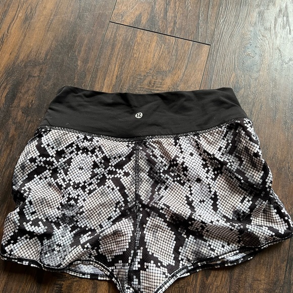 Lululemon sunset salutation short - Picture 3 of 6